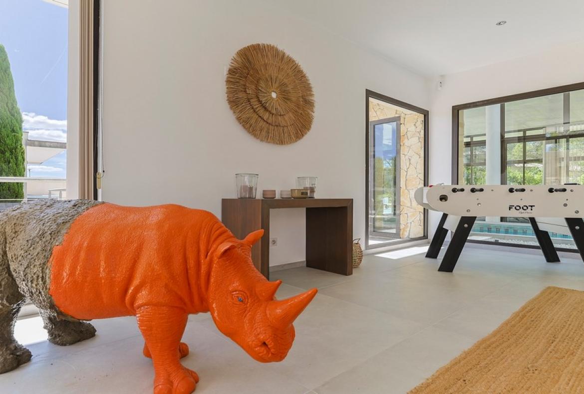 Luxury Villa with Indoor & Outdoor Pools near Montpellier. 6 bedrooms to sleep 12 (MONT193GN)