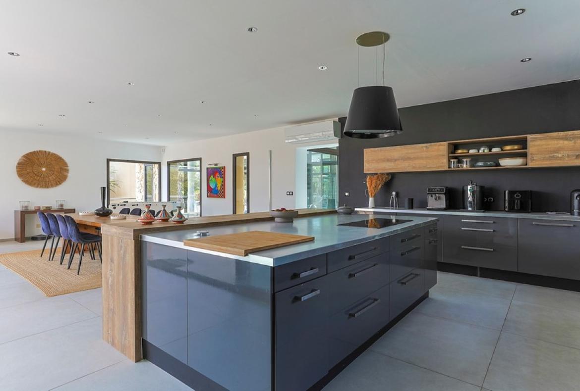 Luxury Villa with Indoor & Outdoor Pools near Montpellier. 6 bedrooms to sleep 12 (MONT193GN)