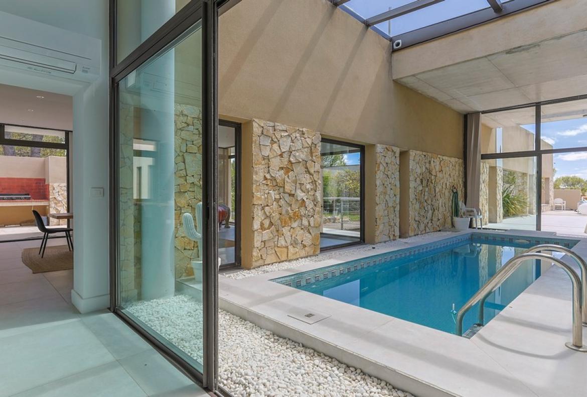 Luxury Villa with Indoor & Outdoor Pools near Montpellier. 6 bedrooms to sleep 12 (MONT193GN)