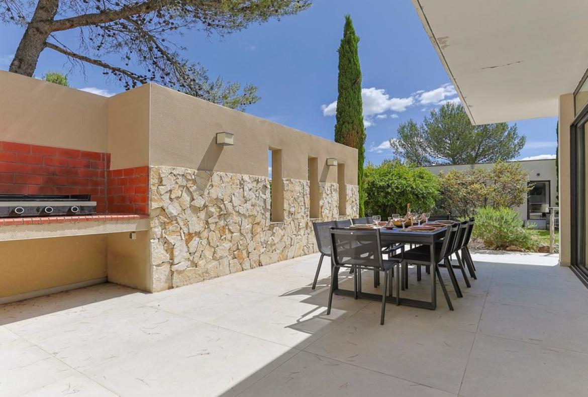 Luxury Villa with Indoor & Outdoor Pools near Montpellier. 6 bedrooms to sleep 12 (MONT193GN)