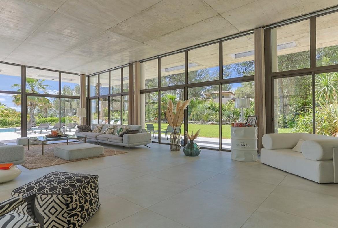 Luxury Villa with Indoor & Outdoor Pools near Montpellier. 6 bedrooms to sleep 12 (MONT193GN)