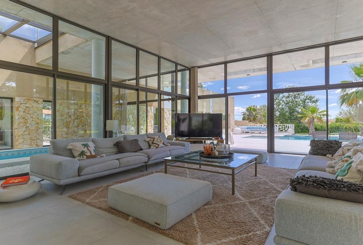 Luxury Villa with Indoor & Outdoor Pools near Montpellier. 6 bedrooms to sleep 12 (MONT193GN)