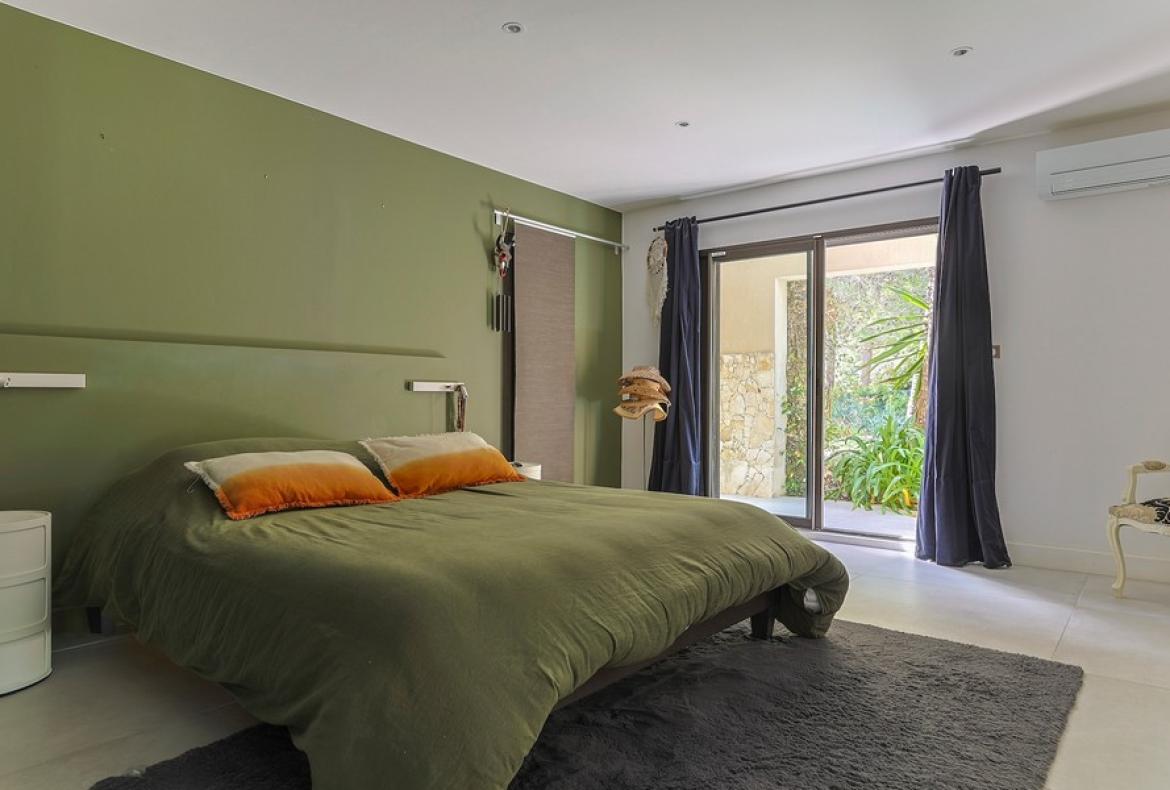 Luxury Villa with Indoor & Outdoor Pools near Montpellier. 6 bedrooms to sleep 12 (MONT193GN)