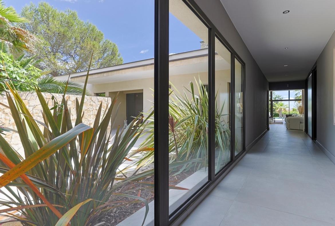 Luxury Villa with Indoor & Outdoor Pools near Montpellier. 6 bedrooms to sleep 12 (MONT193GN)