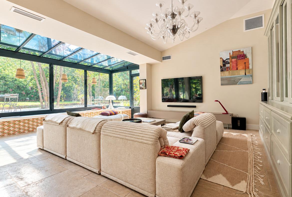 Beautifully Renovated Mas within Walking Distance of Shops and Tramway. 4 bedrooms to sleep 8 (MONT177GN)