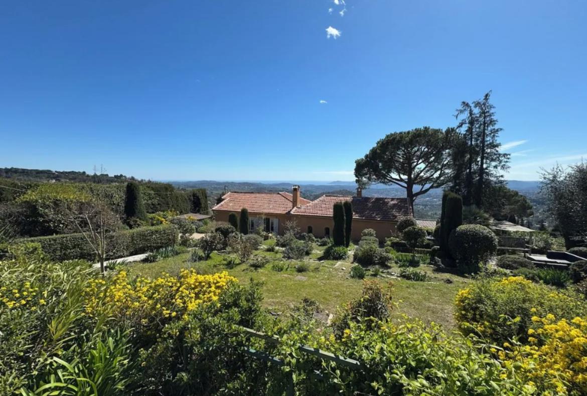 Luxury 4 bedroom holiday villa with private pool in Cote d'Azur France (PV3028)