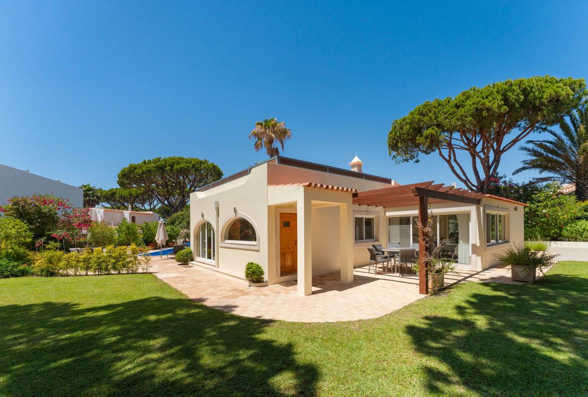 Luxury 4 bedroom holiday villa with private pool in Algarve Portugal (PV3029)