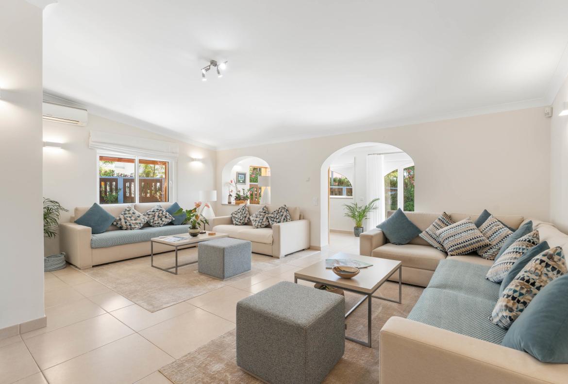 Luxury 4 bedroom holiday villa with private pool in Algarve Portugal (PV3029)