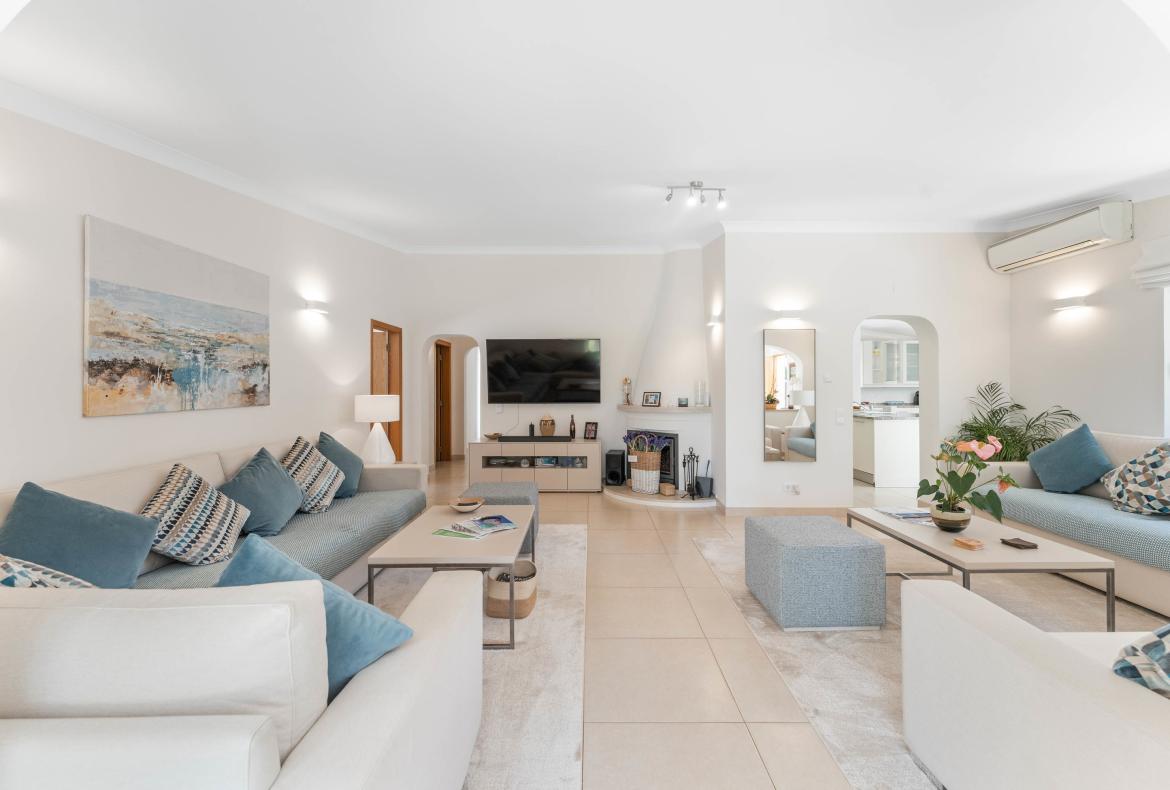 Luxury 4 bedroom holiday villa with private pool in Algarve Portugal (PV3029)