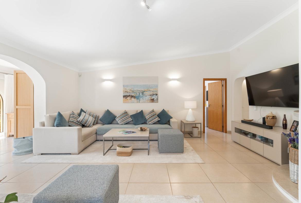 Luxury 4 bedroom holiday villa with private pool in Algarve Portugal (PV3029)