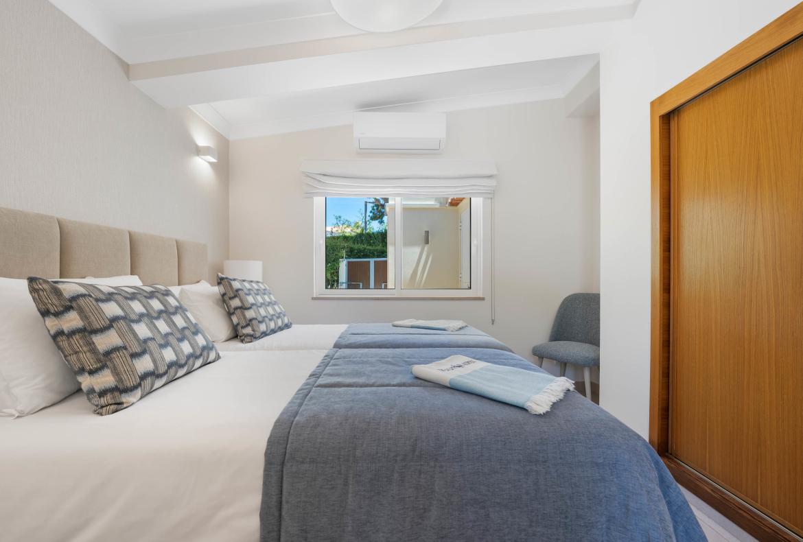 Luxury 4 bedroom holiday villa with private pool in Algarve Portugal (PV3029)