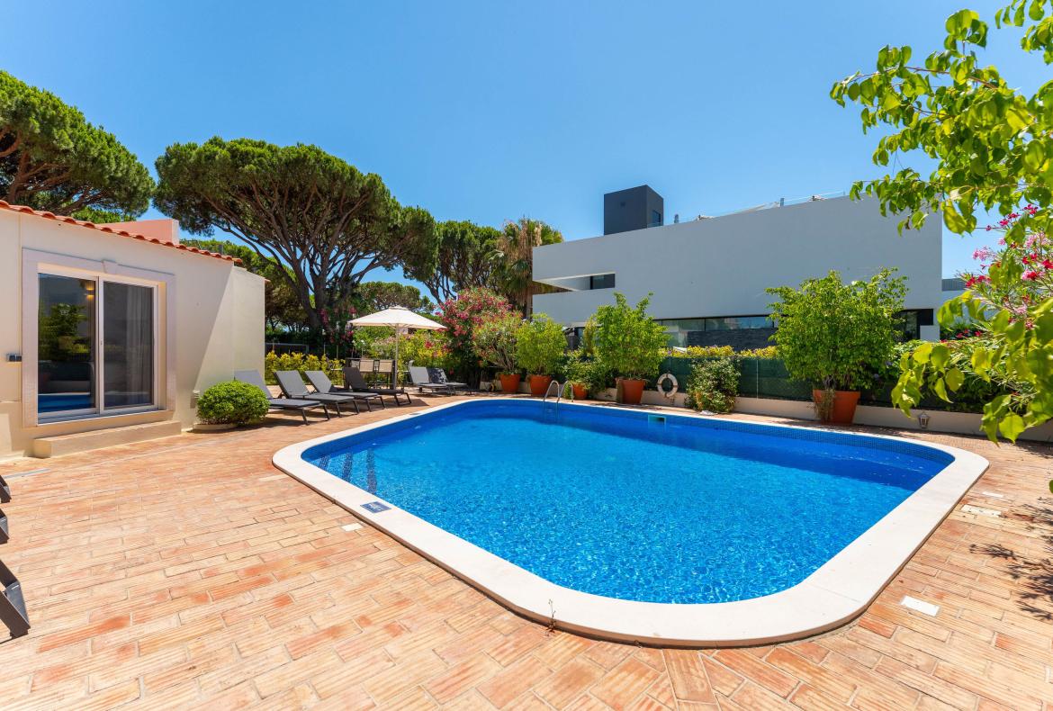 Luxury 4 bedroom holiday villa with private pool in Algarve Portugal (PV3029)
