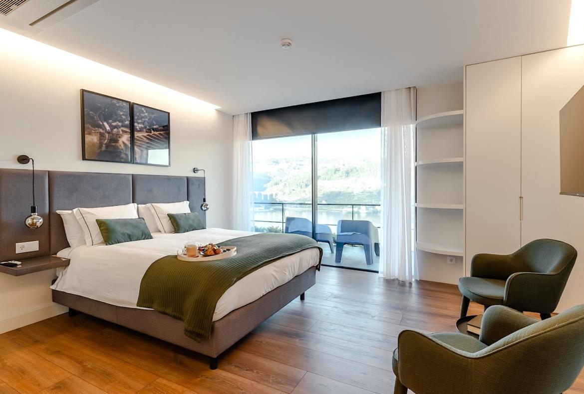 Luxury 5 bedroom holiday villa with private pool in Douro Valley Portugal (PV3030)