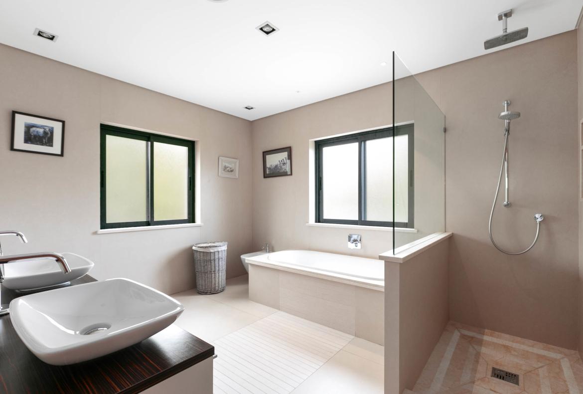 Luxury 5 bedroom holiday villa with private pool in Algarve Portugal (PV3031)