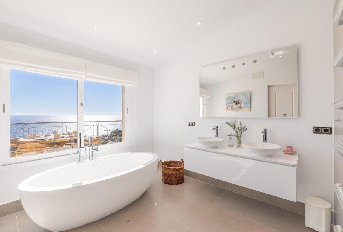 Luxury 4 bedroom holiday villa with private pool in Mallorca Spain (PV2962)