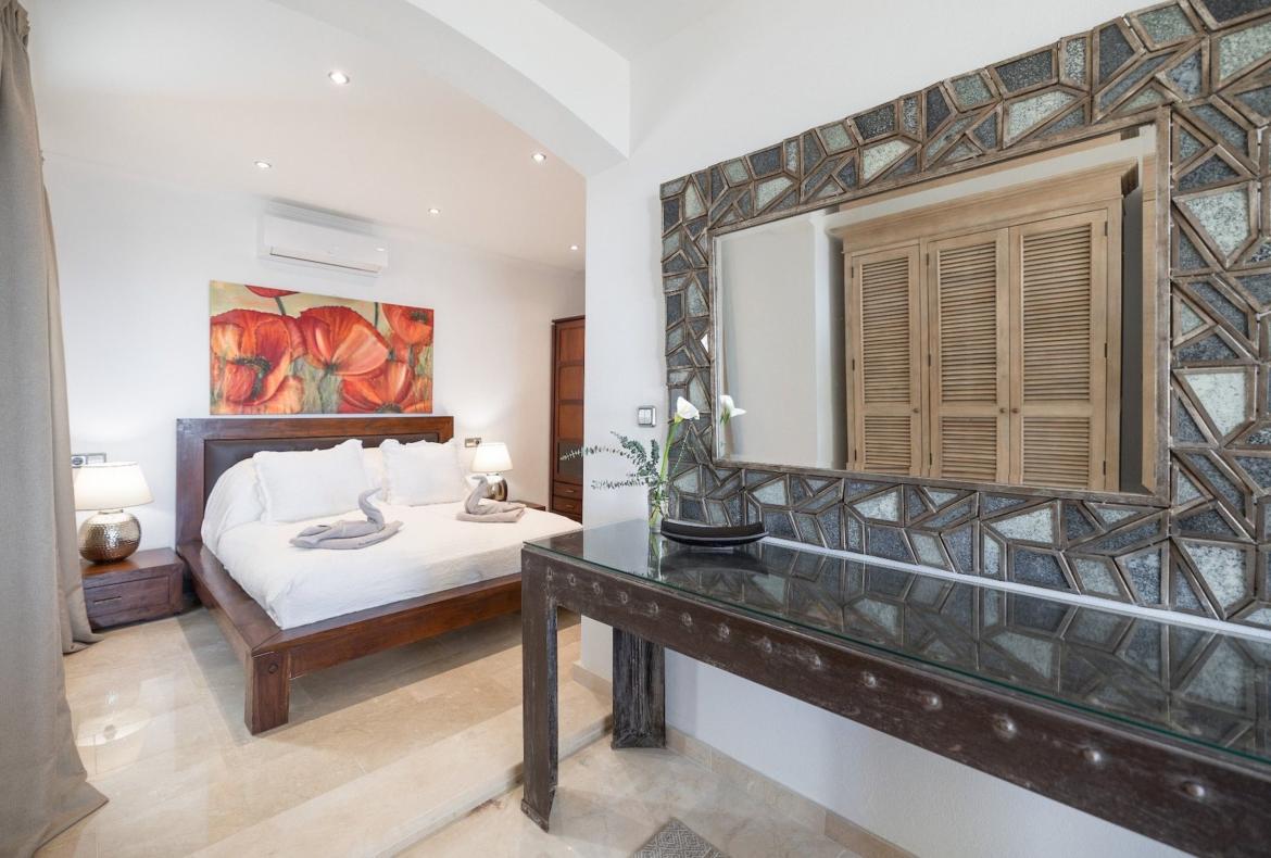 Luxury 4 bedroom holiday villa with private pool in Mallorca Spain (PV2962)