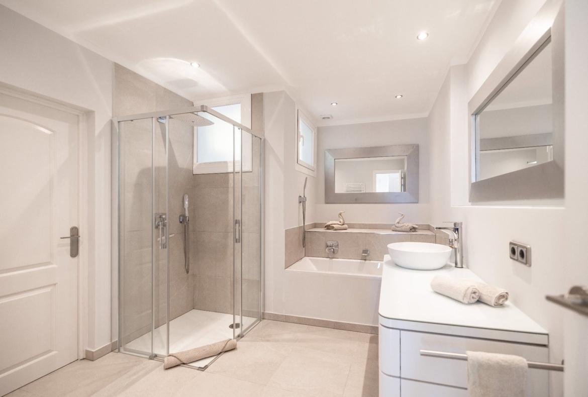 Luxury 4 bedroom holiday villa with private pool in Mallorca Spain (PV2962)