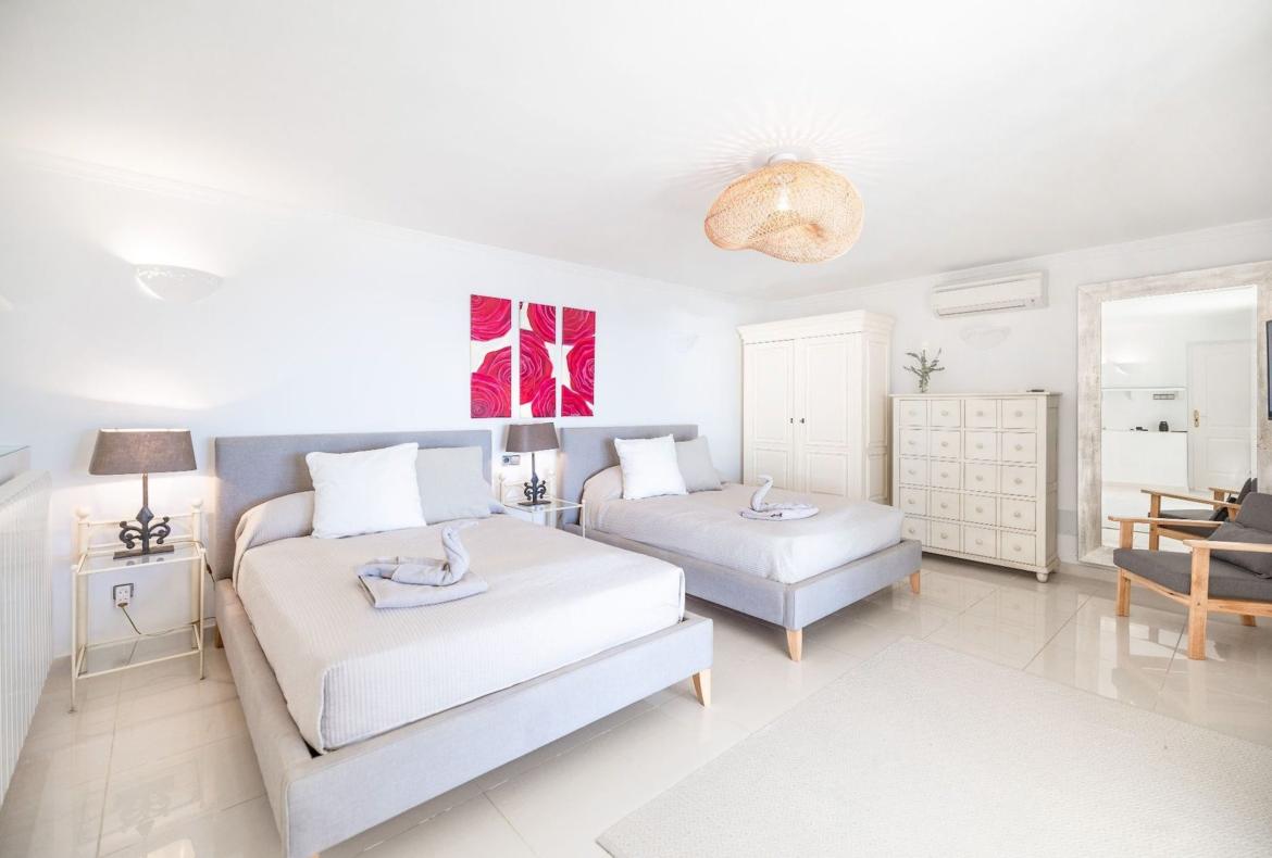 Luxury 4 bedroom holiday villa with private pool in Mallorca Spain (PV2962)