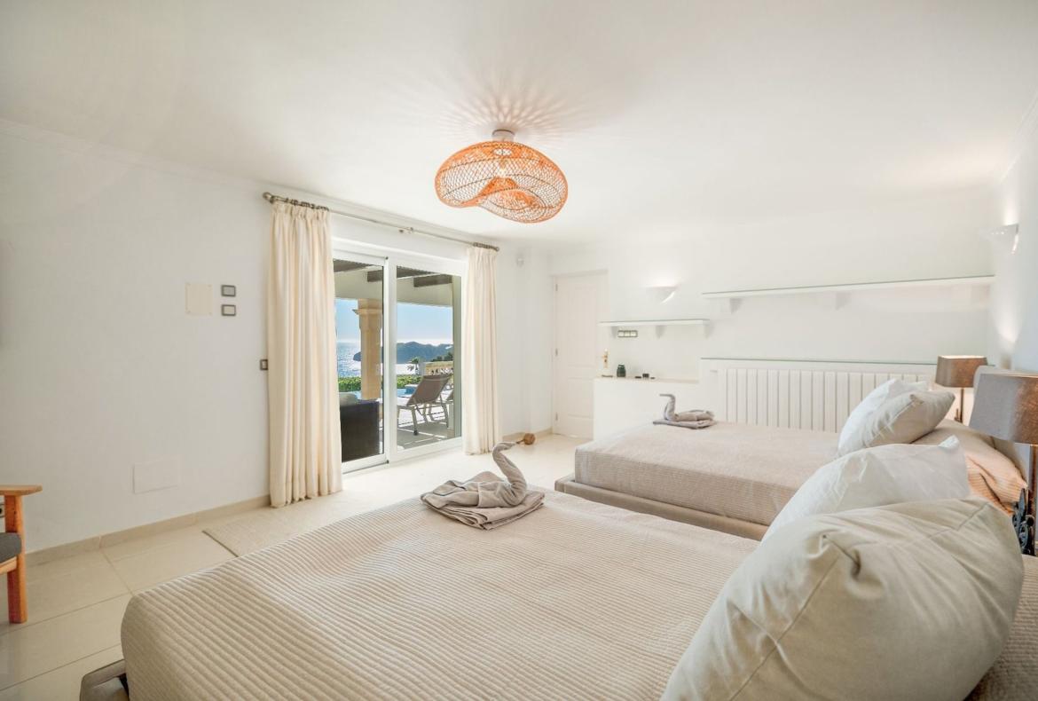 Luxury 4 bedroom holiday villa with private pool in Mallorca Spain (PV2962)
