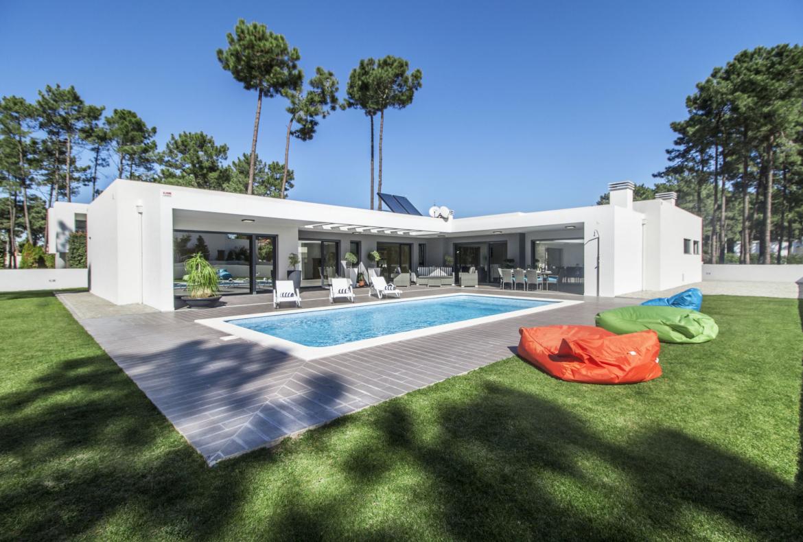 Luxury 4 bedroom holiday villa with private pool in Lisbon & coast Portugal (PV3032)