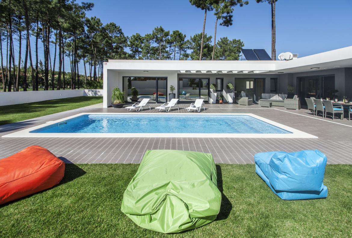 Luxury 4 bedroom holiday villa with private pool in Lisbon & coast Portugal (PV3032)
