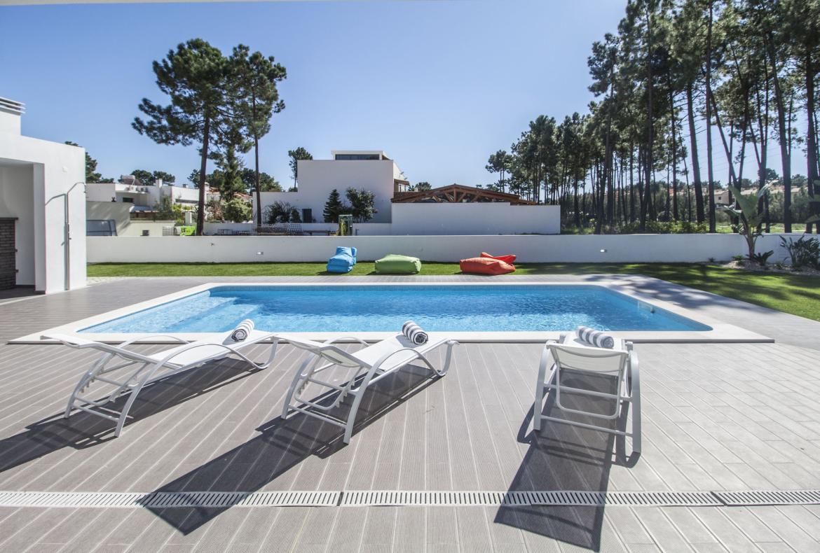 Luxury 4 bedroom holiday villa with private pool in Lisbon & coast Portugal (PV3032)