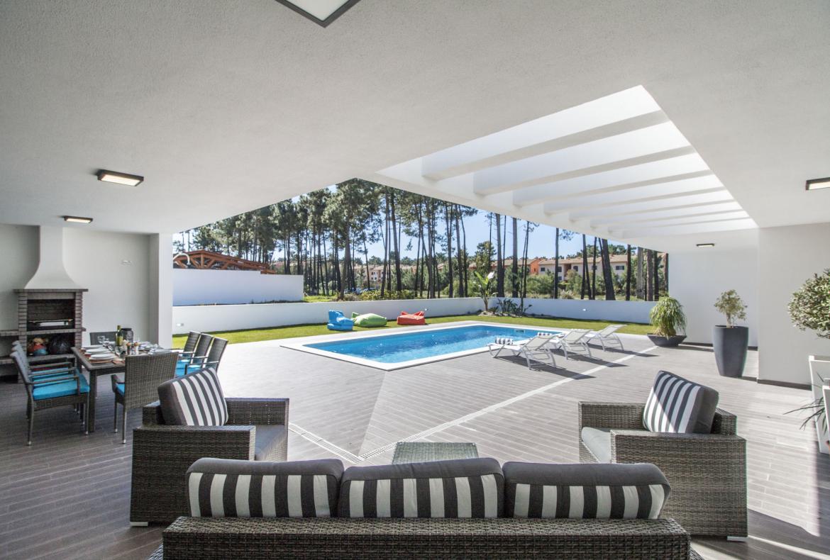 Luxury 4 bedroom holiday villa with private pool in Lisbon & coast Portugal (PV3032)