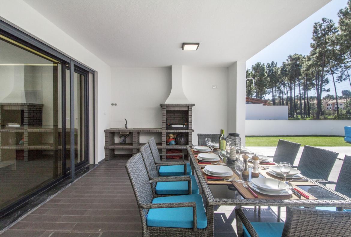 Luxury 4 bedroom holiday villa with private pool in Lisbon & coast Portugal (PV3032)