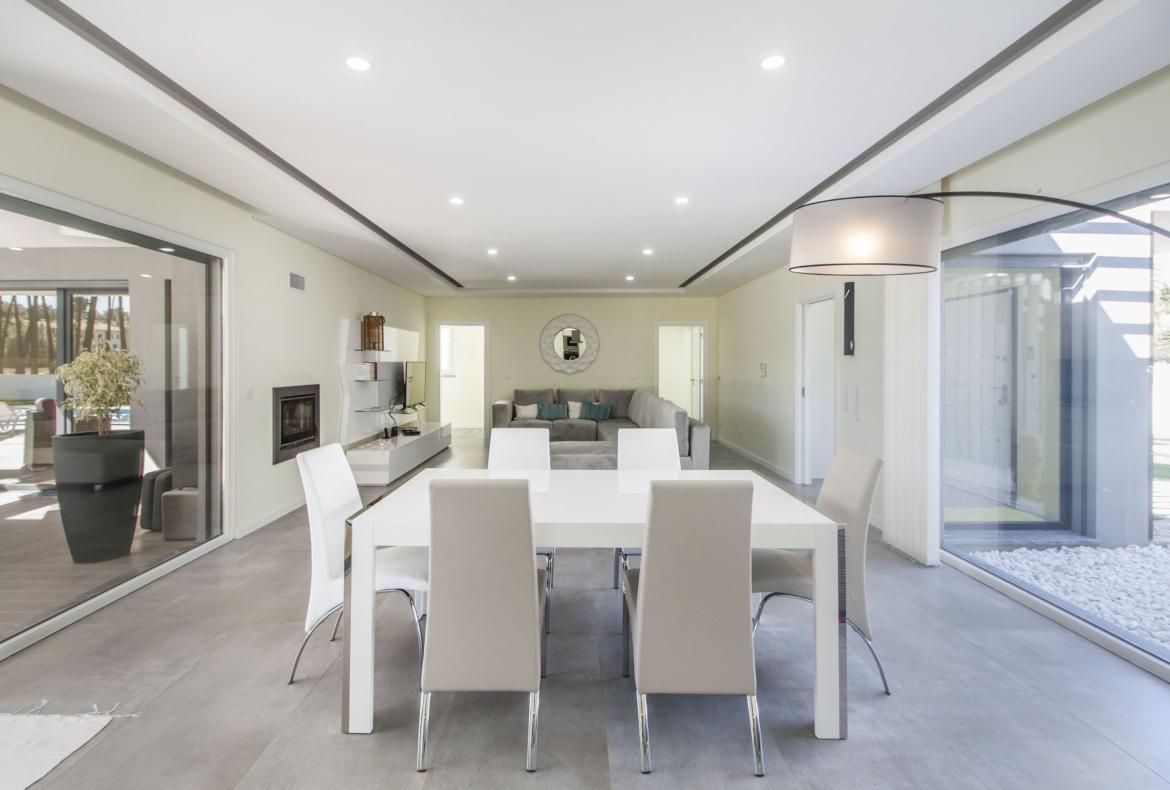 Luxury 4 bedroom holiday villa with private pool in Lisbon & coast Portugal (PV3032)
