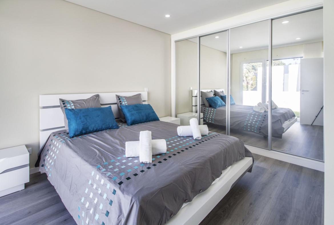 Luxury 4 bedroom holiday villa with private pool in Lisbon & coast Portugal (PV3032)