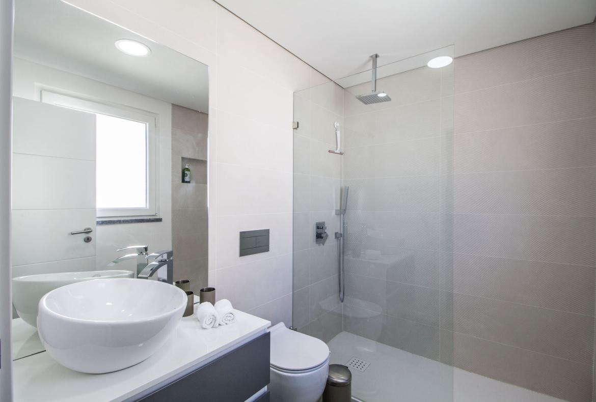 Luxury 4 bedroom holiday villa with private pool in Lisbon & coast Portugal (PV3032)