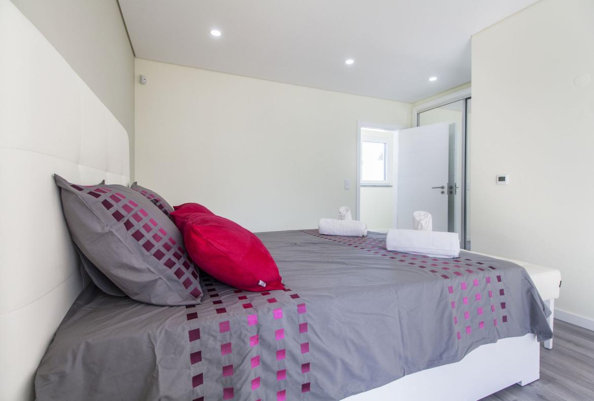 Luxury 4 bedroom holiday villa with private pool in Lisbon & coast Portugal (PV3032)