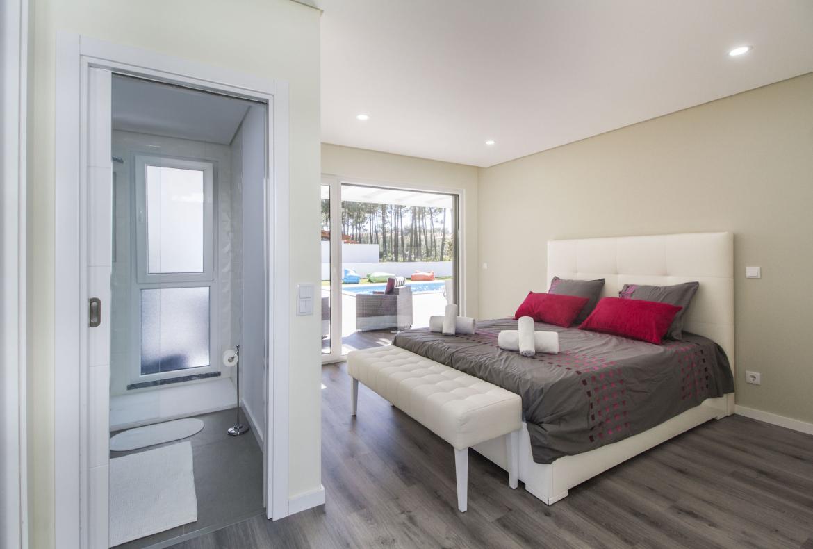 Luxury 4 bedroom holiday villa with private pool in Lisbon & coast Portugal (PV3032)