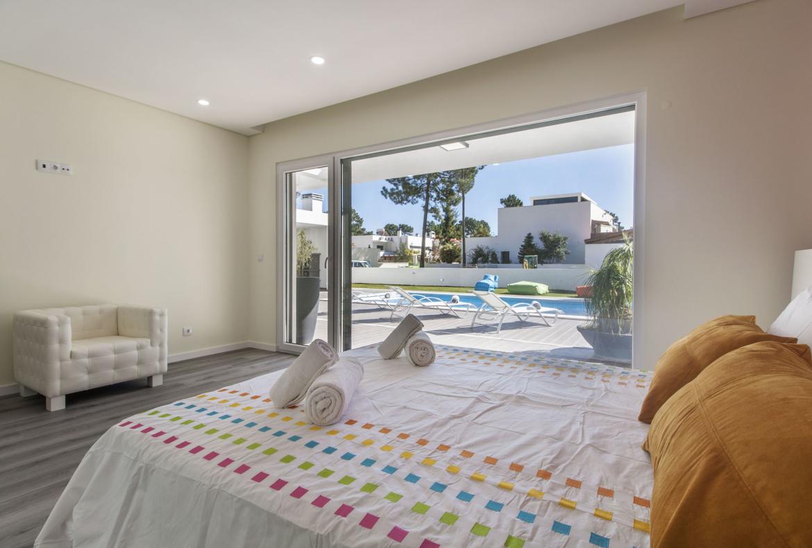 Luxury 4 bedroom holiday villa with private pool in Lisbon & coast Portugal (PV3032)