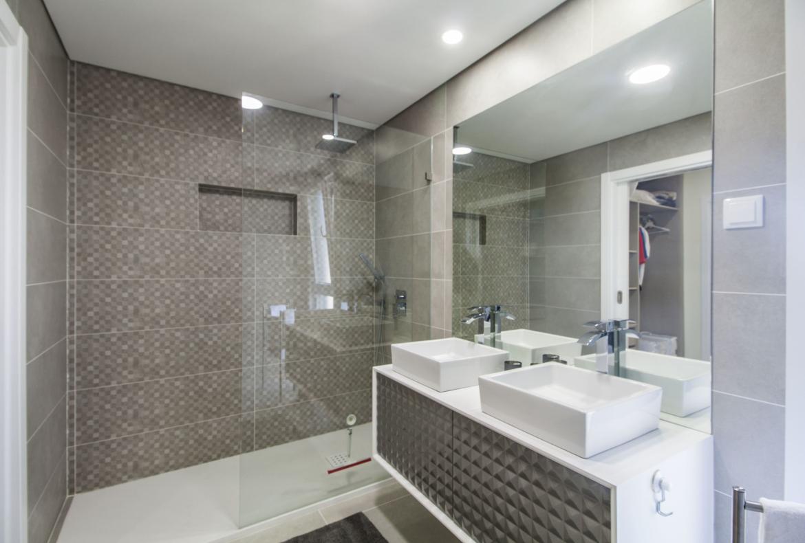 Luxury 4 bedroom holiday villa with private pool in Lisbon & coast Portugal (PV3032)