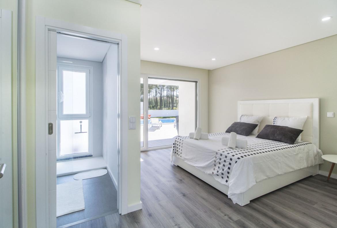 Luxury 4 bedroom holiday villa with private pool in Lisbon & coast Portugal (PV3032)