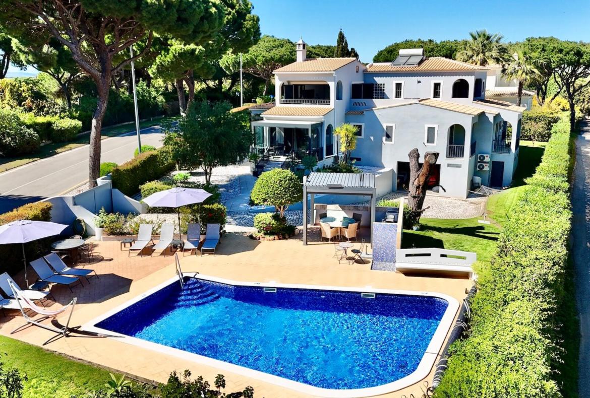 Luxury 4 bedroom holiday villa with private pool in Algarve Portugal (PV1154)