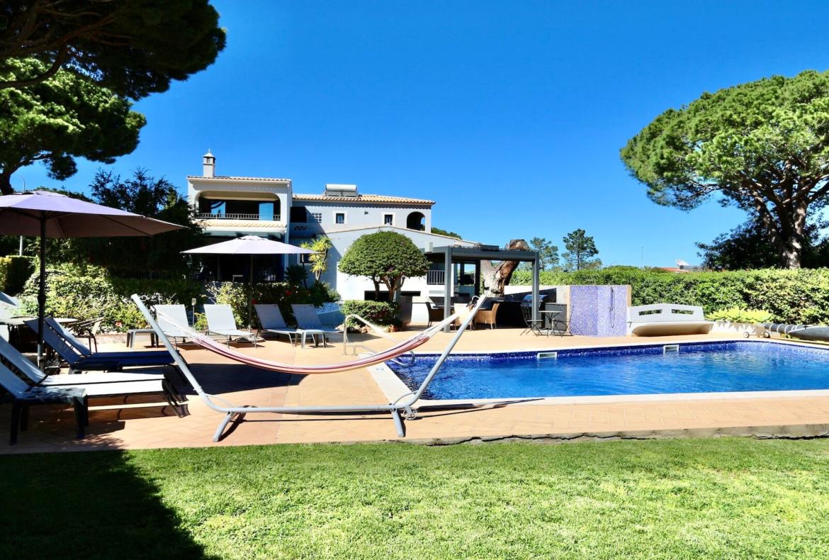 Luxury 4 bedroom holiday villa with private pool in Algarve Portugal (PV1154)