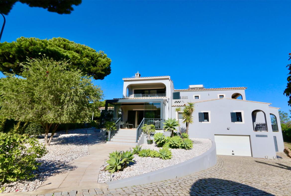 Luxury 4 bedroom holiday villa with private pool in Algarve Portugal (PV1154)