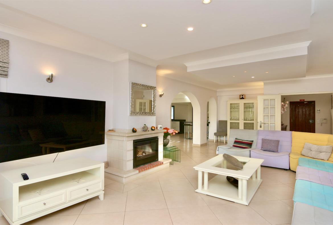 Luxury 4 bedroom holiday villa with private pool in Algarve Portugal (PV1154)