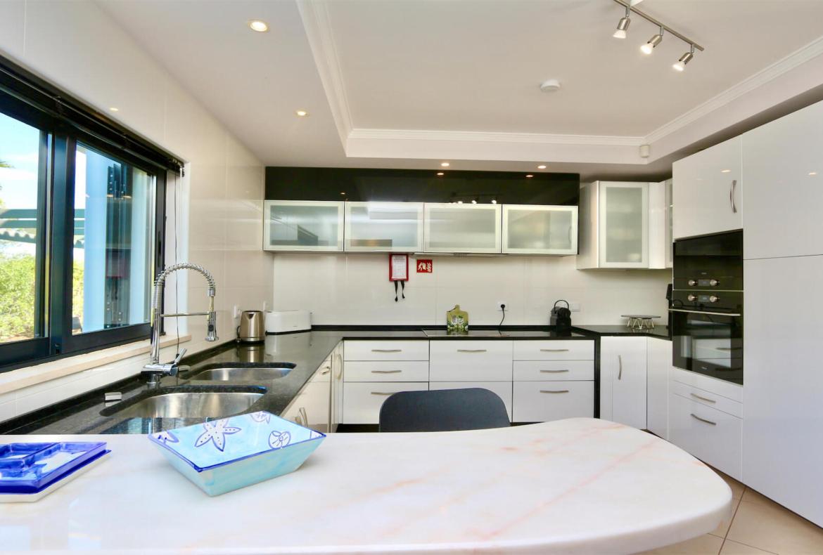 Luxury 4 bedroom holiday villa with private pool in Algarve Portugal (PV1154)
