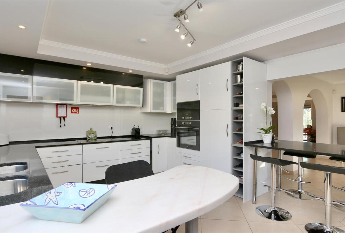 Luxury 4 bedroom holiday villa with private pool in Algarve Portugal (PV1154)