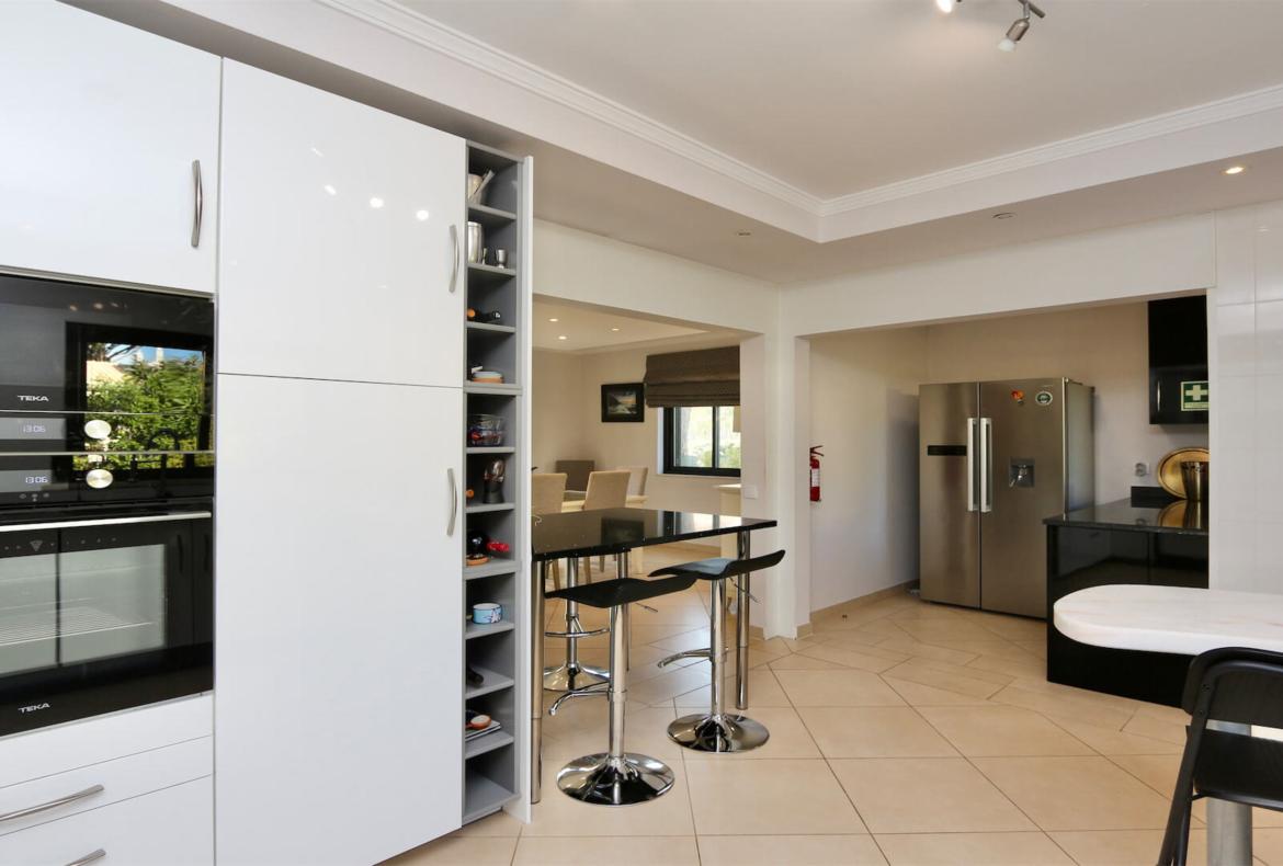 Luxury 4 bedroom holiday villa with private pool in Algarve Portugal (PV1154)