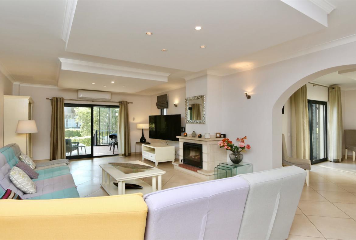 Luxury 4 bedroom holiday villa with private pool in Algarve Portugal (PV1154)
