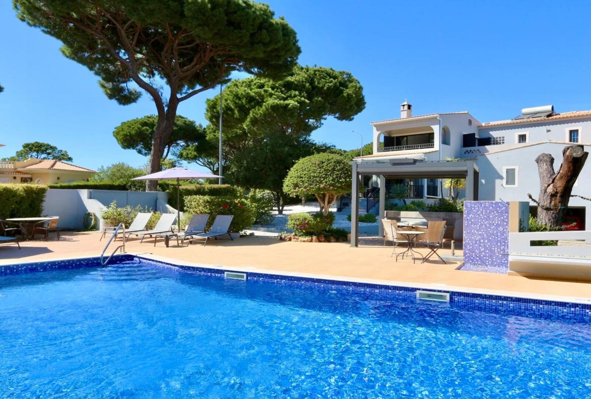 Luxury 4 bedroom holiday villa with private pool in Algarve Portugal (PV1154)