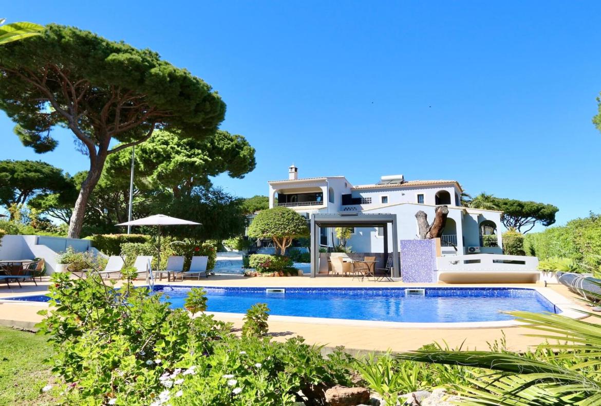 Luxury 4 bedroom holiday villa with private pool in Algarve Portugal (PV1154)