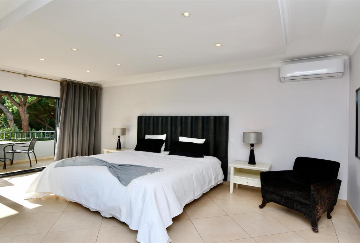 Luxury 4 bedroom holiday villa with private pool in Algarve Portugal (PV1154)