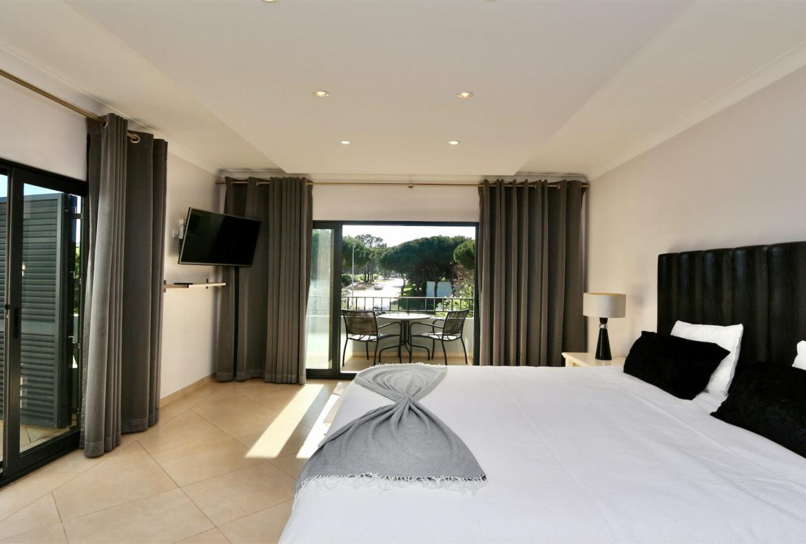 Luxury 4 bedroom holiday villa with private pool in Algarve Portugal (PV1154)