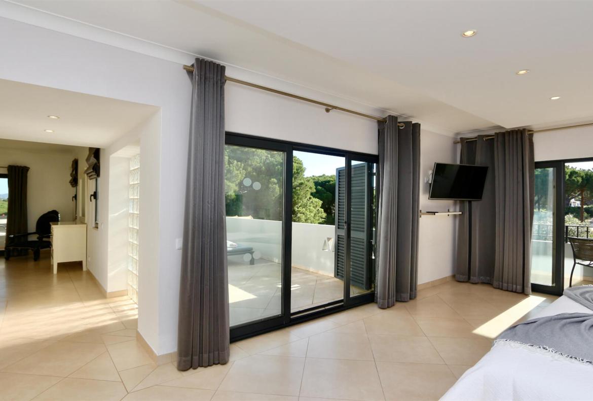 Luxury 4 bedroom holiday villa with private pool in Algarve Portugal (PV1154)