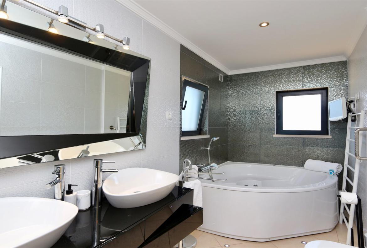Luxury 4 bedroom holiday villa with private pool in Algarve Portugal (PV1154)